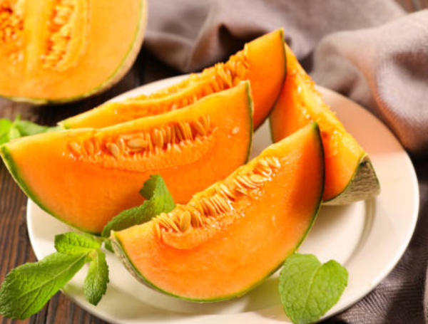 El melón es una fruta refrescante y sabrosa que ofrece una serie de propiedades nutricionales y beneficios para la salud.