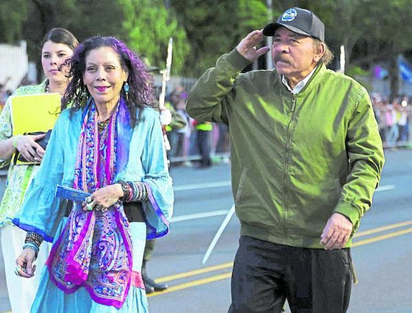 Daniel Ortega y la vicepresiden- ta Rosario Murillo, han declarado ilegales a los partidos de oposición.