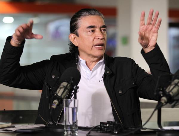 El candidato a la Alcaldía de Bogotá, Gustavo Bolivar, posa en entrevista para El Tiempo