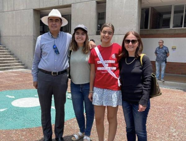 Ana María con su padre, José Francisco Serrano, su hermana Daniela y su madre Ximena Céspedes.