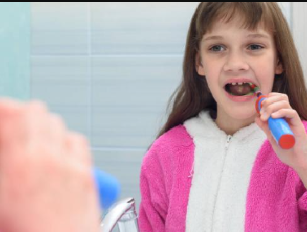 Incentive el lavado de los dientes en los niños, para que tengan una buena salud bucal.