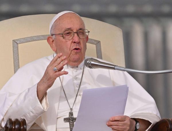 El Papa Francisco habla durante la audiencia general semanal en la plaza de San Pedro en el Vaticano.