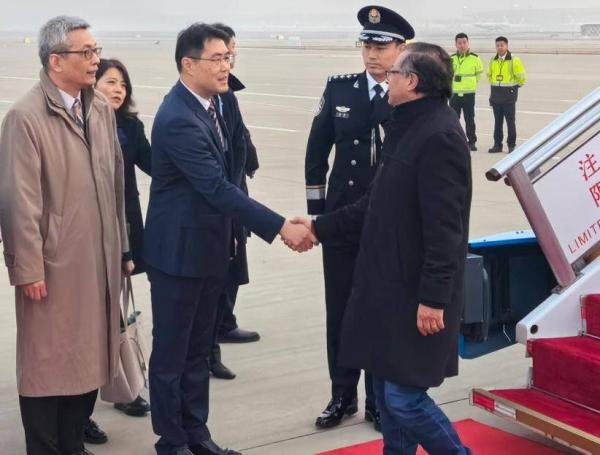 Gustavo Petro en su llegada a China.