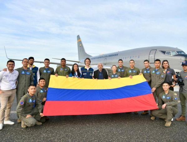 Víctor de Currea-Lugo antes de abordar el avión con ayuda humanitaria.