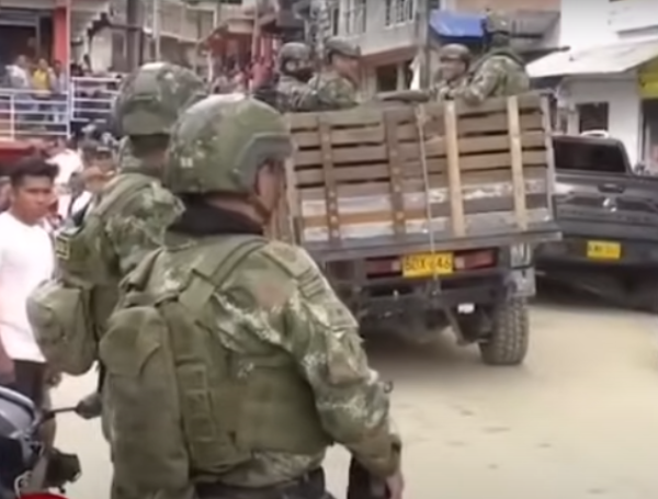 Los militares fueron subidos a varias camionetas y sacados de El Plateado.