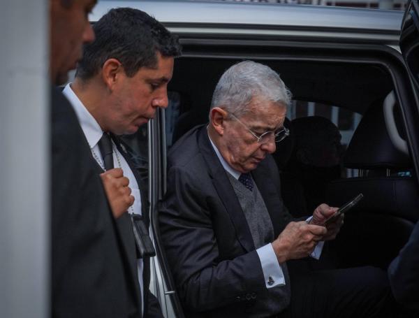 El expresidente Alvaro Uribe llega a la sede de su partido hoy 23 de noviembre del 2023 para realizar una rueda de prensa sobre diferentes temas después de su encuentro con el presidente Gustavo Petro en el día de ayer. Foto @mauriciomorenofoto /MAURICIO MORENO CEET EL TIEMPO