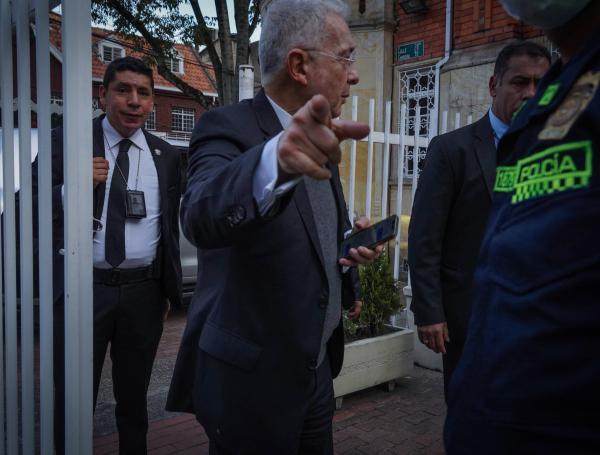 El expresidente Alvaro Uribe llega a la sede de su partido hoy 23 de noviembre del 2023 para realizar una rueda de prensa sobre diferentes temas después de su encuentro con el presidente Gustavo Petro en el día de ayer . Foto @mauriciomorenofoto /MAURICIO MORENO CEET EL TIEMPO