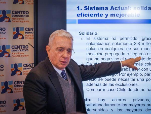 El expresidente Alvaro Uribe llega a la sede de su partido hoy 23 de noviembre del 2023 para realizar una rueda de prensa sobre diferentes temas después de su encuentro con el presidente Gustavo Petro en el día de ayer . Foto @mauriciomorenofoto /MAURICIO MORENO CEET EL TIEMPO