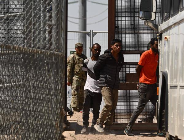 Inmigrantes suben a un autobús tras entregarse a los agentes de la Patrulla Fronteriza.