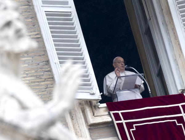 El Papa Francisco dirige el rezo del Ángelus desde la ventana del Palacio Apostólico que domina la Plaza de San Pedro en la Ciudad del Vaticano,este domingo.