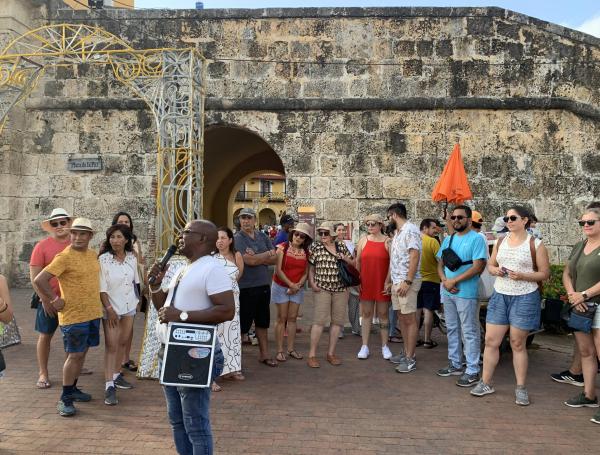 Turistas recorren el Centro Histórico de Cartagena.
