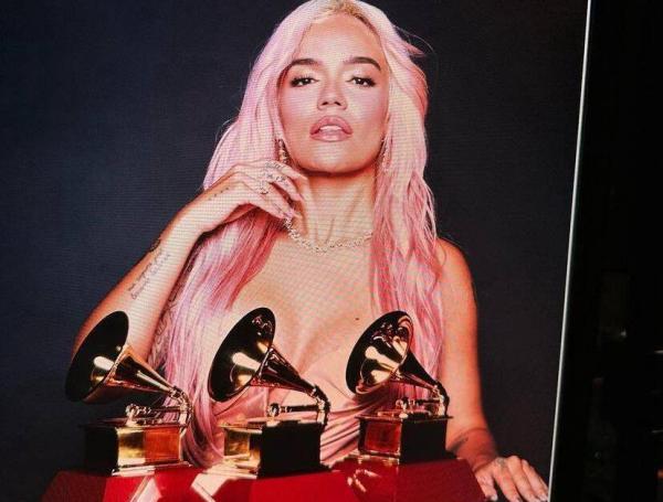 Karol G posando con sus premiaciones en la gala de los Grammys de anoche.