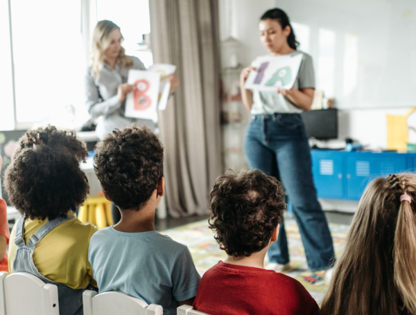 Este es un establecimiento de enseñanza para niños y jóvenes.
