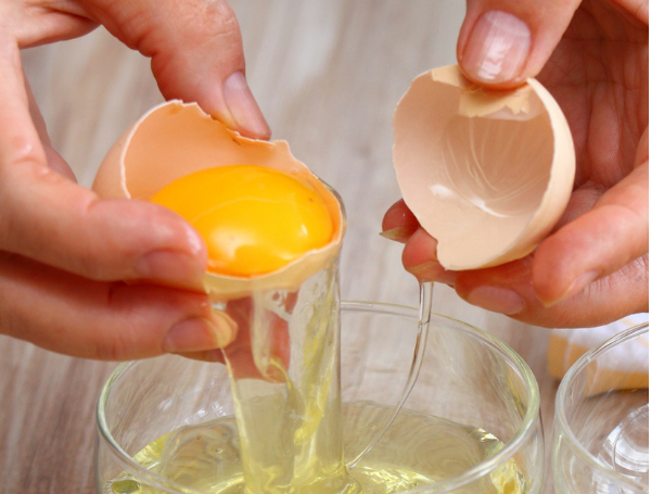 La clara de huevo es una buena fuente de proteína natural.
