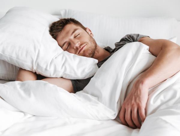 Estudios han revelado que, en los primeros días de vida, cerca del 50 por ciento del tiempo de sueño del bebé es de sueño REM, con sueños.