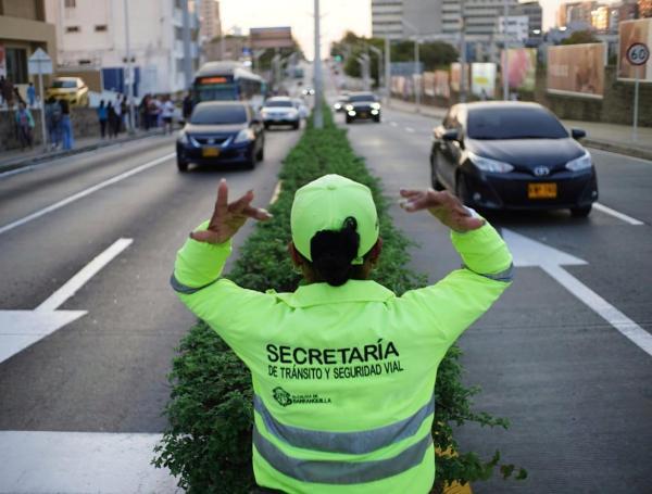 Los orientadores de la Secretaria de Transito están en la zona.