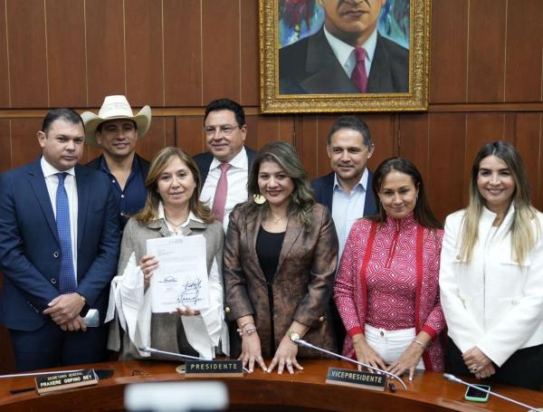 Ocho senadores de la Comisión VII firmaron la ponencia de archivo de la reforma de la salud.