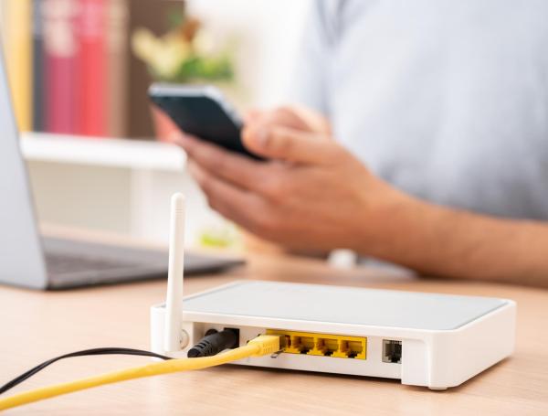 Lo primero que debe hacer es revisar la etiqueta del Router.
