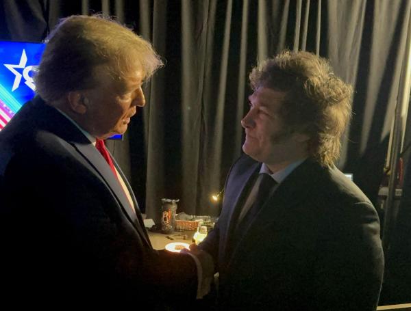 El presidente Javier Milei saluda al expresidente de EE. UU. Donald Trump.