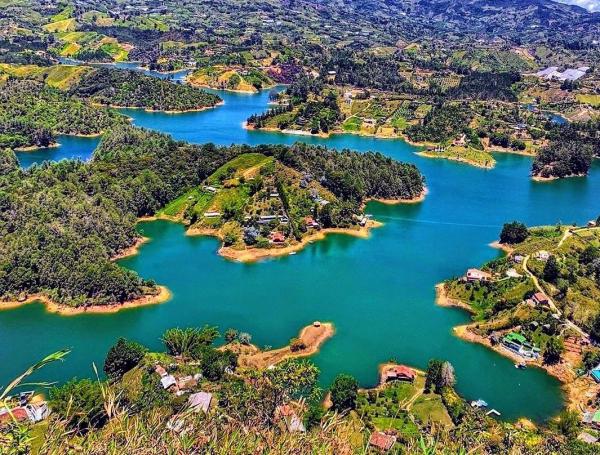 El sitio combina las prístinas aguas de Colombia con sierras y montañas.