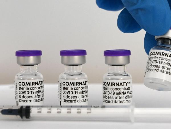 Un trabajador con un vial de la vacuna Comirnaty contra el Covid-19 de Pfizer-BioNTech, en Rosenheim, Alemania.