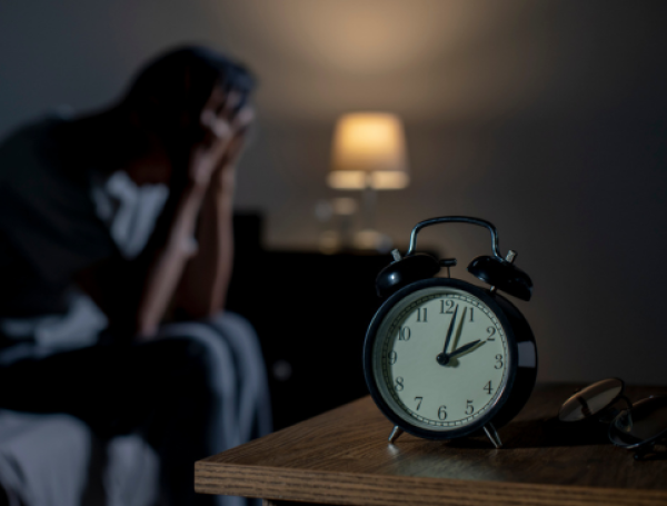 Acuda a un médico si no logra dormir bien por varios meses.