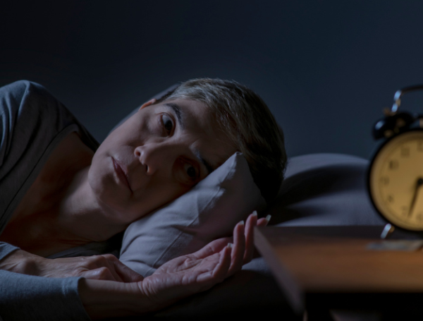 Acuda a un médico si no logra dormir bien por varios meses.