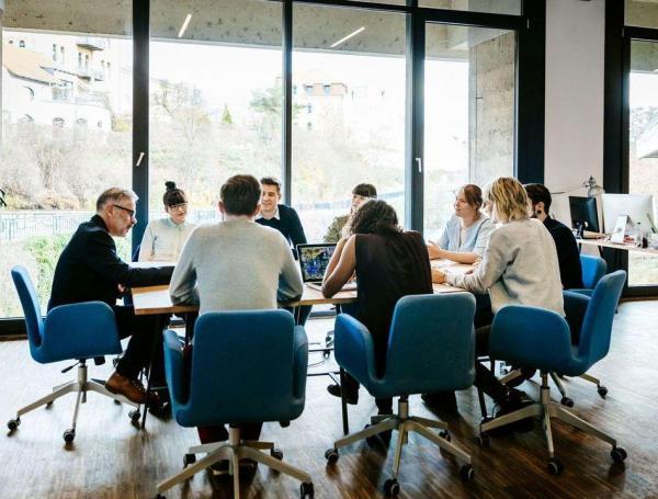Las oficinas llenas pueden resultar costosas para los empleadores, pero para algunas empresas el costo vale la pena.