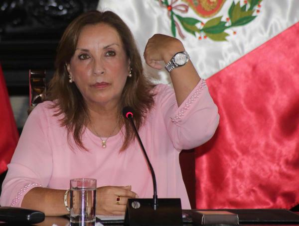Boluarte enseñó su reloj para demostrar que usa complementos de bajo costo.