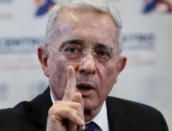 Álvaro Uribe, expresidente.

Álvaro Uribe, expresidente.
Álvaro Uribe, expresidente.