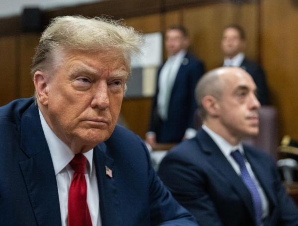 Por primera vez en la historia de Estados Unidos, un expresidente se sienta en el banquillo de los acusados, flanqueado por sus abogados.