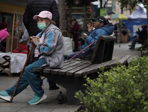 Ciudadanos de la tercera edad caminan por las calles del centro.