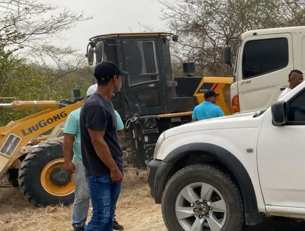 Trabajadores cruzaron sobre la vía vehículos y una carpa.