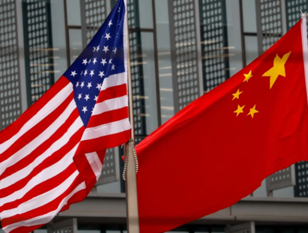 Las banderas de Estados Unidos y China ondean ante un edificio en Pekín, en una imagen de archivo.