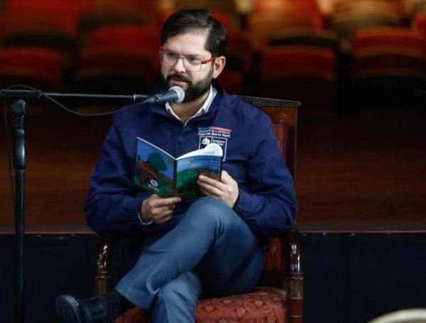 El presidente chileno Gabriel Boric durante la celebración del Día del Libro en el Centro Cultural Espacio Matta.