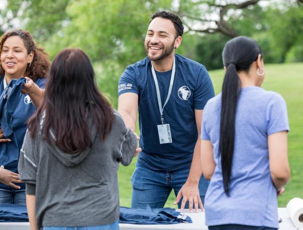 Al participar en actividades de voluntariado, se puede conocer a estudiantes y profesionales de diferentes carreras y áreas de interés.
