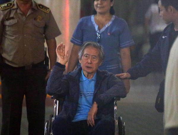 LIM02. LIMA (PERÚ), 29/04/2024.- Fotografía de archivo fechada el 4 de enero de 2018 que muestra al expresidente peruano Alberto Fujimori (c), a su salida de la clínica Centenario de Lima (Perú). El expresidente peruano Alberto Fujimori, de 85 años, ha sido internado este domingo en una clínica de Lima y será operado por un probable tumor en la base de la lengua, informó este lunes su hija Keiko Fujimori. EFE/Stringer/ARCHIVO