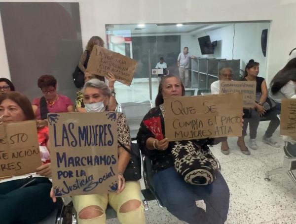 Un grupo de mujeres sacó estas pancartas durante la sesión de este lunes en la Asamblea.