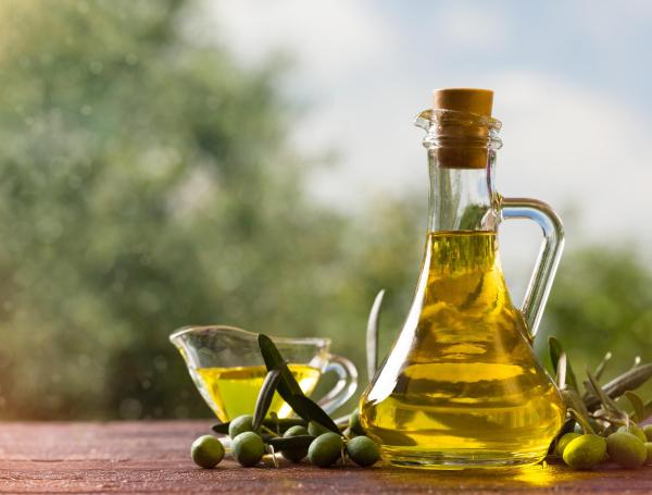 el aceite de oliva ofrece defensas contra la inflamación, el estrés oxidativo y los problemas cardiovasculares derivados del envejecimiento.
