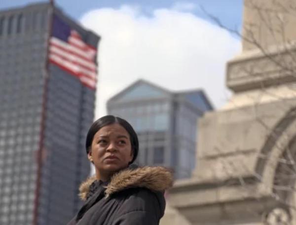Una migrante venezolana llegó a Estados Unidos y vive en un refugio de migrantes.