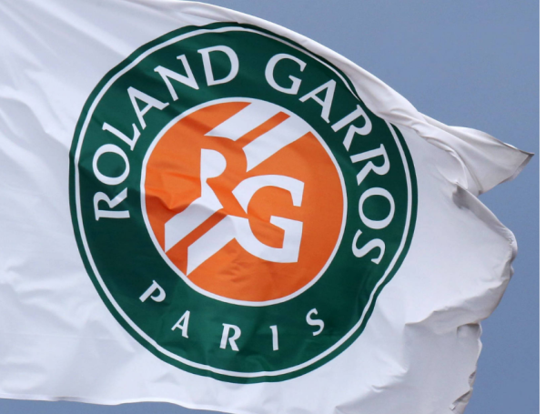 Bandera y cancha de Roland Garros