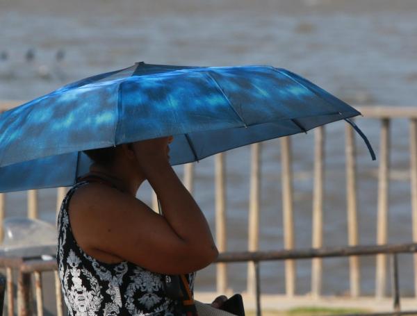 Las altas temperaturas obligan a los barranquilleros a sacar las sambrillas.