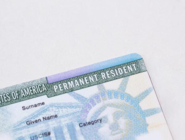 La green card permite vivir y trabajar en Estados Unidos.