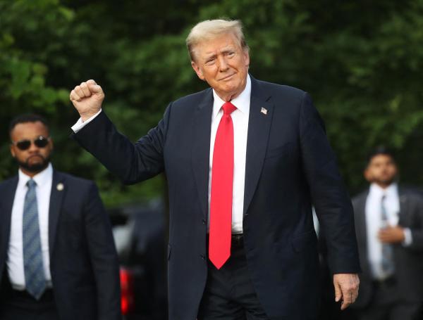 El expresidente Donald Trump llega a un mitin en el distrito demócrata del sur del Bronx.