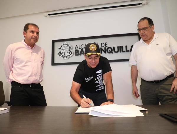 El alcalde Alejandro Char durante la firma para la asignación de los subsidios de viviendas para los barranquilleros.