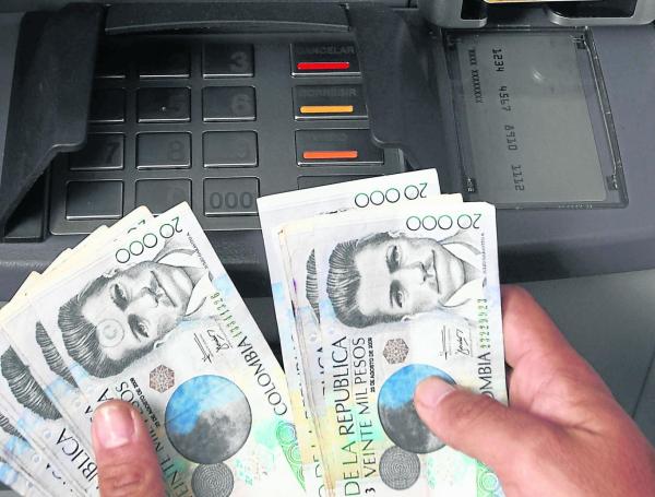 Foto ilustración que hace referencia a transacciones en cajeros automáticos, retiros de dinero en efectivo u operaciones bancarias.