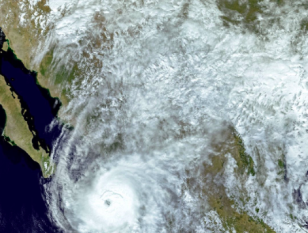 Durante el huracán, no salga de casa y mantenga a la mano su botiquín de emergencias.