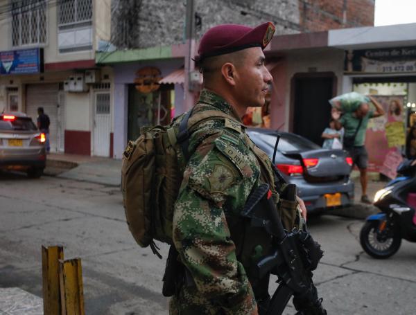 Cali Colombia 16 de junio de 2024 
En cumplimiento del compromiso con los jamundeños, este fin de semana se puso en marcha una Caravana de Seguridad como parte de la estrategia liderada por la Gobernación del Valle del Cauca, la Policía Nacional, el Ejército y el Gaula, para garantizar la tranquilidad en el territorio.
Con la presencia de 132 policías de diferentes especialidades, así como soldados del Batallón Pichincha y unidades de tránsito se adelantan controles en diferentes sectores del municipio.
Fotos Santiago Saldarriaga Quintero / EL TIEMPO