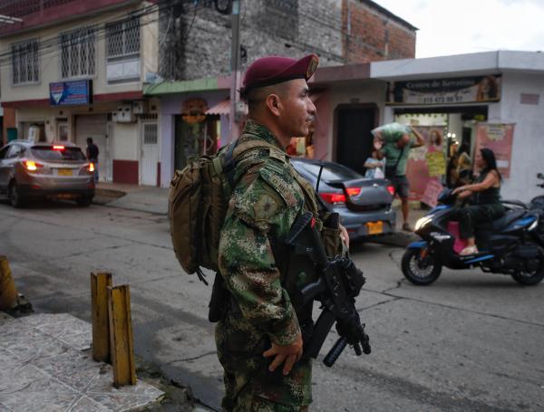 Cali Colombia 16 de junio de 2024 
En cumplimiento del compromiso con los jamundeños, este fin de semana se puso en marcha una Caravana de Seguridad como parte de la estrategia liderada por la Gobernación del Valle del Cauca, la Policía Nacional, el Ejército y el Gaula, para garantizar la tranquilidad en el territorio.
Con la presencia de 132 policías de diferentes especialidades, así como soldados del Batallón Pichincha y unidades de tránsito se adelantan controles en diferentes sectores del municipio.
Fotos Santiago Saldarriaga Quintero / EL TIEMPO