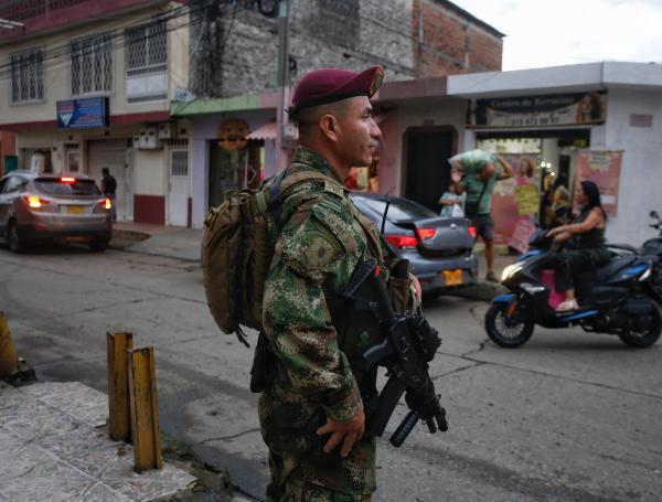 Cali Colombia 16 de junio de 2024 
En cumplimiento del compromiso con los jamundeños, este fin de semana se puso en marcha una Caravana de Seguridad como parte de la estrategia liderada por la Gobernación del Valle del Cauca, la Policía Nacional, el Ejército y el Gaula, para garantizar la tranquilidad en el territorio.
Con la presencia de 132 policías de diferentes especialidades, así como soldados del Batallón Pichincha y unidades de tránsito se adelantan controles en diferentes sectores del municipio.
Fotos Santiago Saldarriaga Quintero / EL TIEMPO